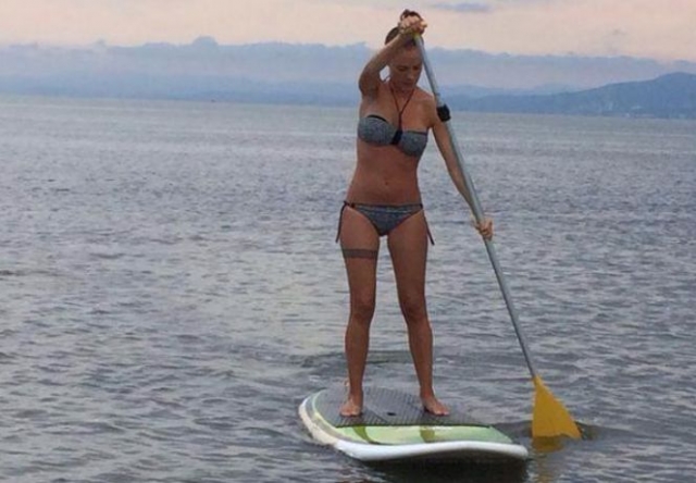 Probando el paddle board en el mar